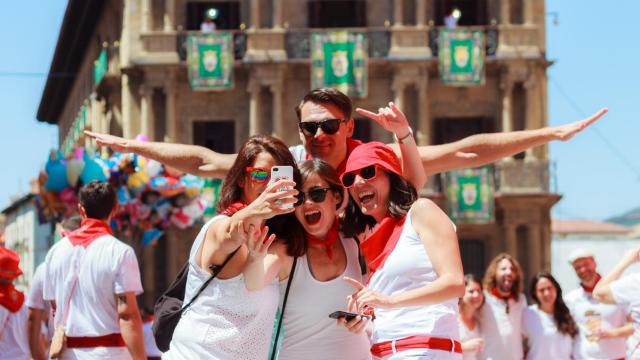 Varias personas en la plaza del Ayuntamiento de Pamplona en San Fermín.