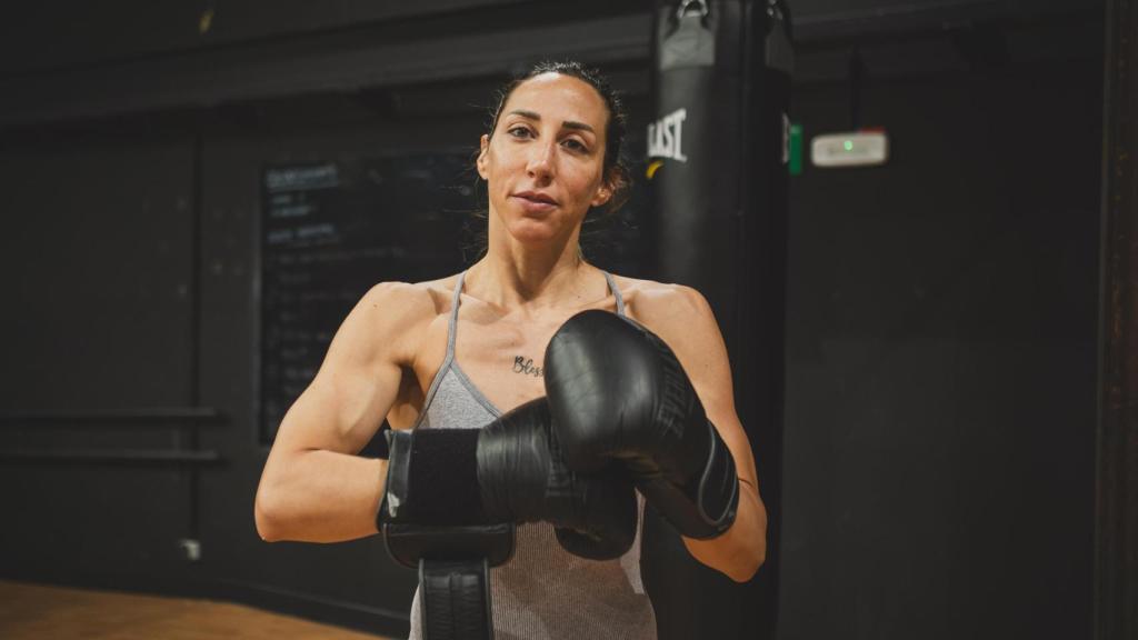 'Tormenta' Miranda colocándose los guantes.