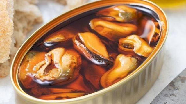 Una lata de mejillones en escabeche.