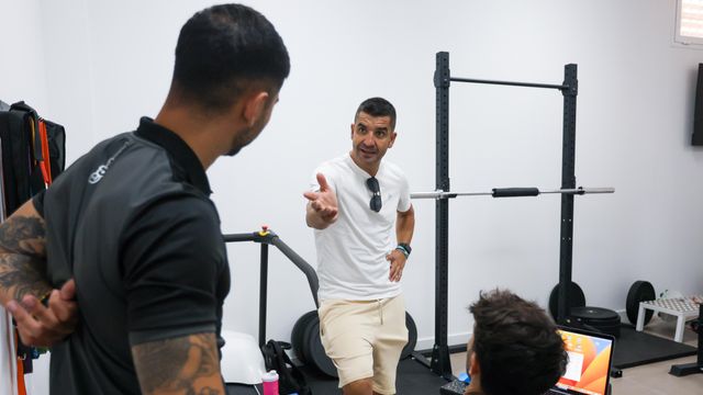 El entrenador, Rubén Torrecilla, durante las pruebas médicas a sus jugadores.