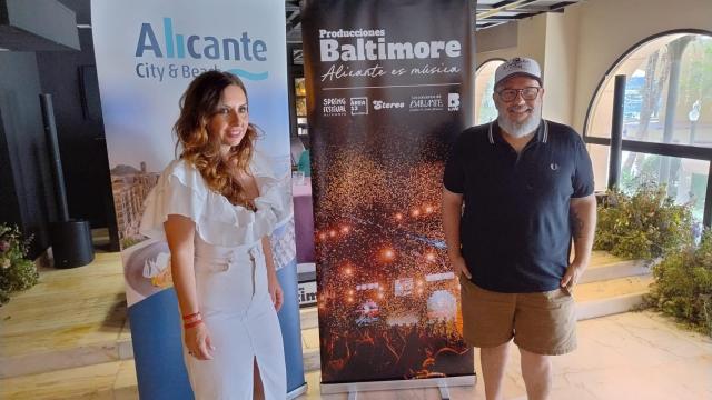 La concejal Ana Poquet y el promotor musical José Manuel Piñero, en la presentación del ciclo Los Conciertos del Baluarte.