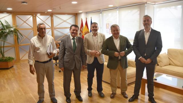 El consejero de la Presidencia, Luis Miguel González Gago, con la nueva directiva de CSIF Castilla y León