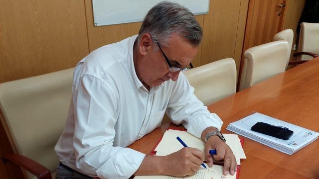 El presidente del sector autonómico de Administración General de la Junta de CSIF, Mariano Prieto, firma el acuerdo sobre el complemento a los agentes medioambientales, este lunes