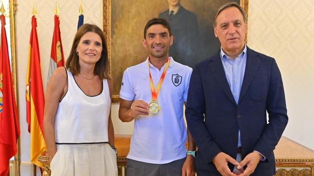 El alcalde de Salamanca, Carlos García Carbayo, con el atleta Alberto Bravo tras ganar el campeonato de España absoluto y máster de ultradistancia en la prueba de 100 km