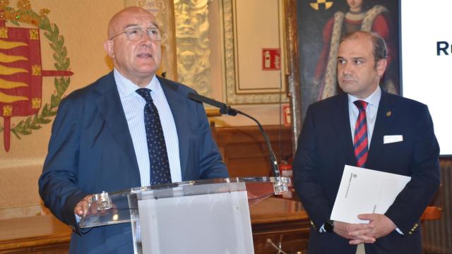 El alcalde Jesús Julio Carnero junto al presidente de la Junta de Cofradías de Semana Santa, Miguel Vegas
