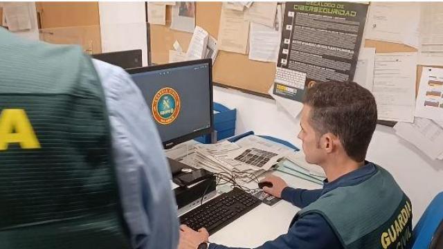 Agentes de la Guardia Civil investigando un caso