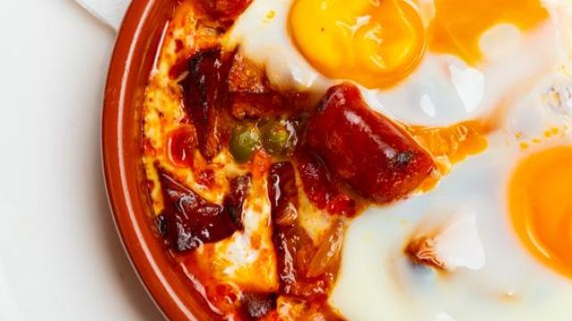 Sartén de huevos con chistorra.