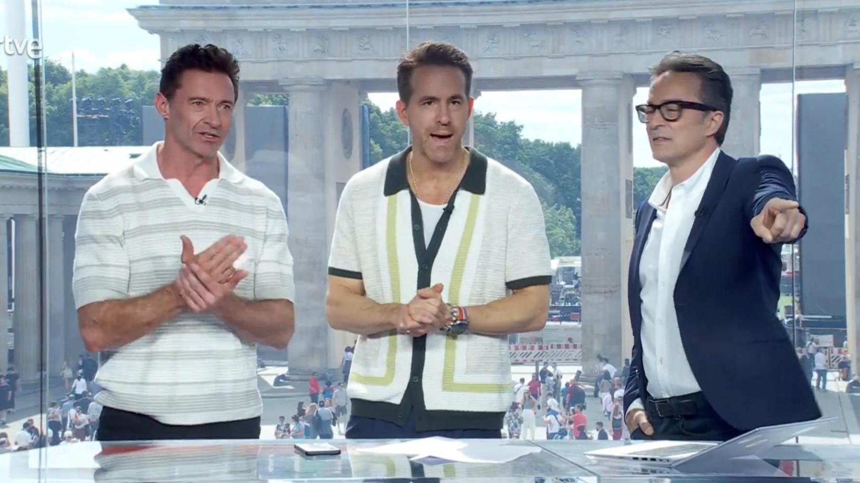 Hugh Jackman y Ryan Reynolds, junto al presentador de TVE Marcos López.