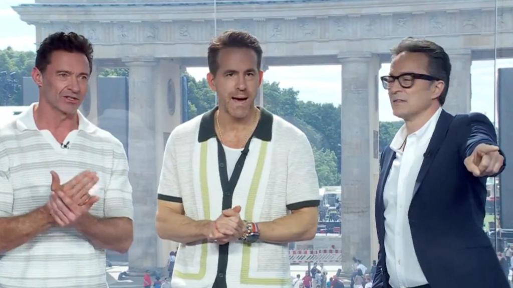 Hugh Jackman y Ryan Reynolds, junto al presentador de TVE Marcos López.