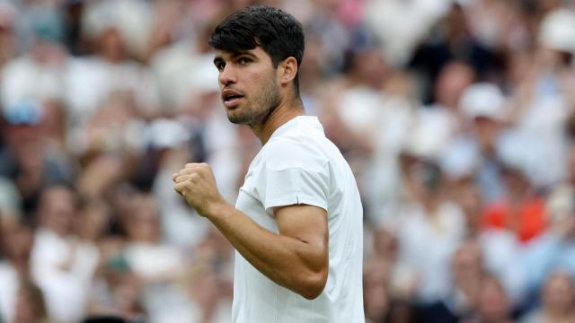 Alcaraz celebra su victoria ante Humbert en Wimbledon.
