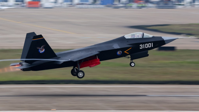 Prototipo FC-31, ahora renombrado como J-31