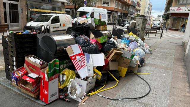 Basura amontonada en el barrio del Agra del Orzán