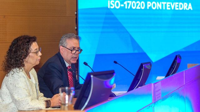 El conselleiro de Sanidade, Antonio Gómez Caamaño, en el acto de entrega.