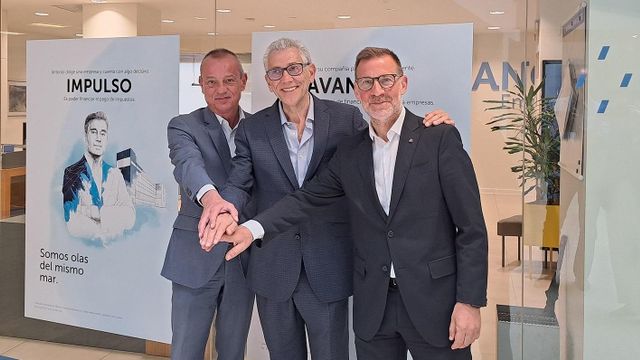 Representantes de Abanca y Arvi sellan un nuevo acuerdo para el VigoSeafest.