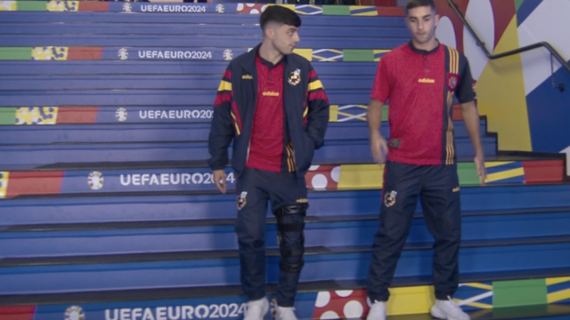 Pedri baja las escaleras del túnel de vestuarios del Allianz Arena junto a Ferran Torres