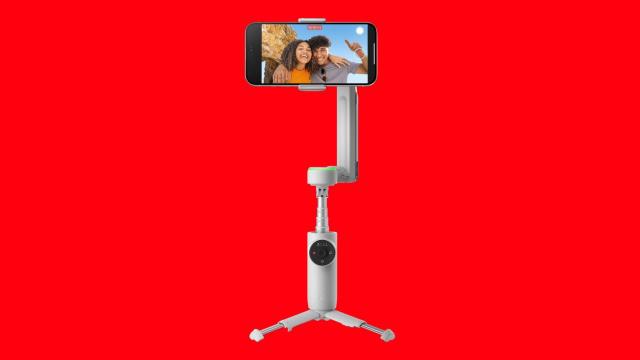 Fotomontaje con el Insta360 Flow Pro y un fondo rojo.