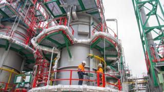 Empleados de Repsol en la planta combustibles renovables Cartagena.