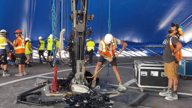 El alzamiento este martes del Grand Chapiteau del Cirque du Soleil en Alicante.