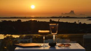 Esta azotea tiene una de las mejores vistas de Formentera, cócteles de autor y platos japoneses