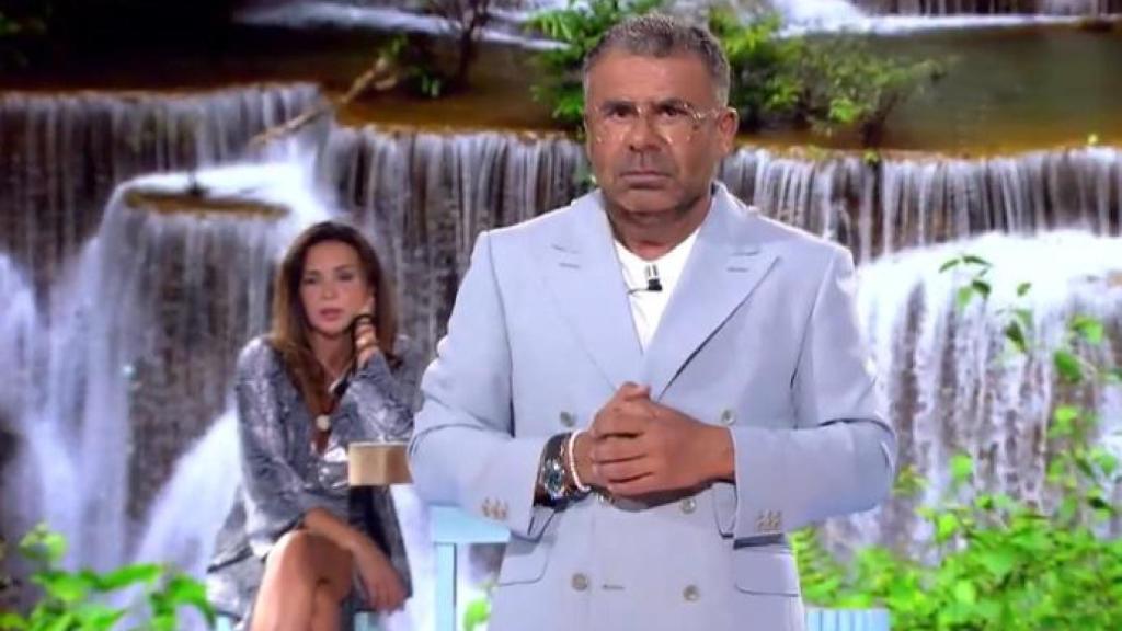 Jorge Javier en primer plano, y Olga Moreno al fondo, en el plató de 'Supervivientes'.