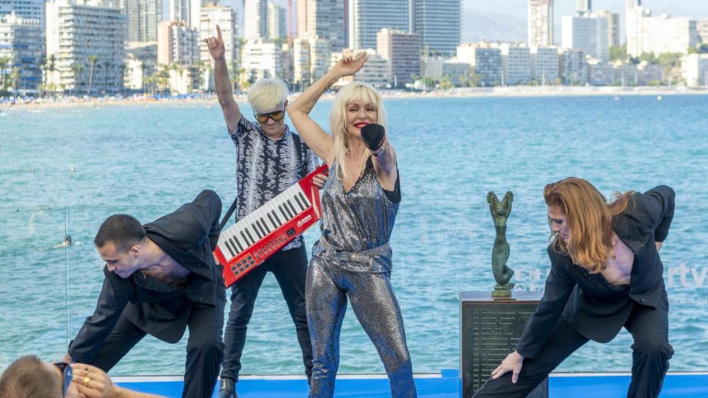 Nebulossa actúa en la presentación del Benidorm Fest 2025