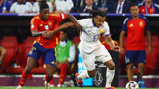 Nico Williams trata de superar a Koundé.