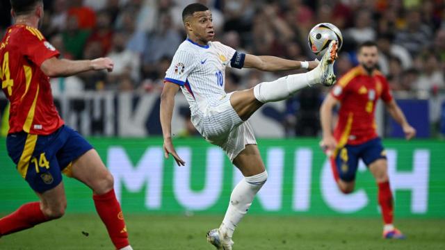 Mbappé controla un balón ante Laporte.