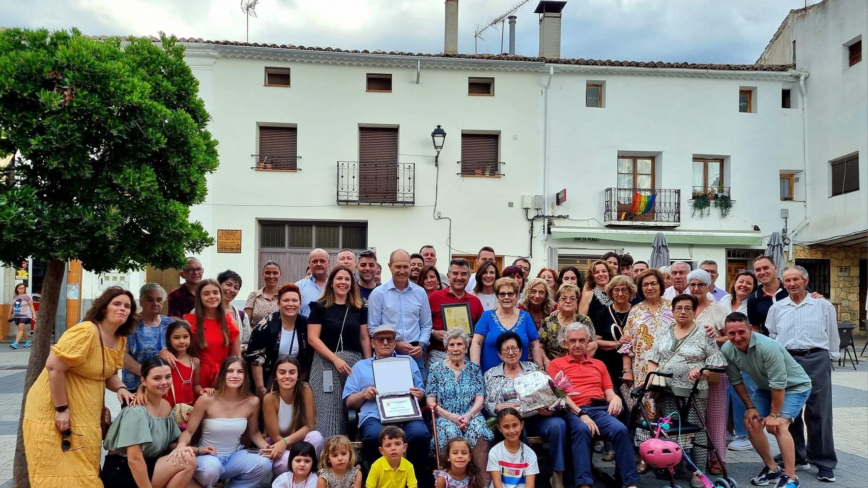 Homenaje en la plaza de Pareja a Julia Lerín Ortiz, que ha cumplido 100 años, rodeada de su familia (3)