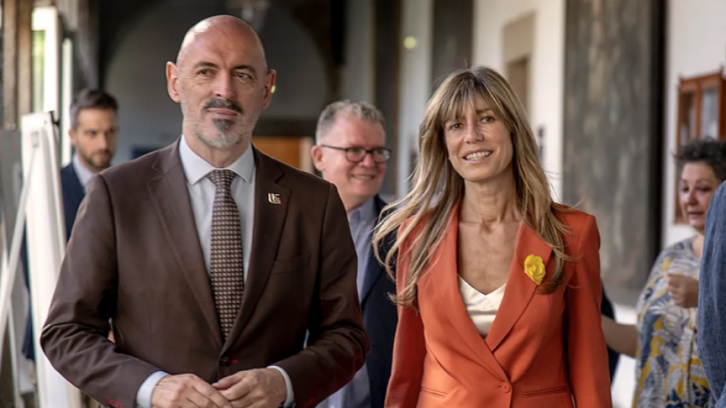 Joaquín Goyache, rector de la UCM, y Begoña Gómez en un acto.