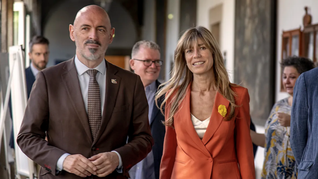 Joaquín Goyache, rector de la UCM, y Begoña Gómez en un acto.