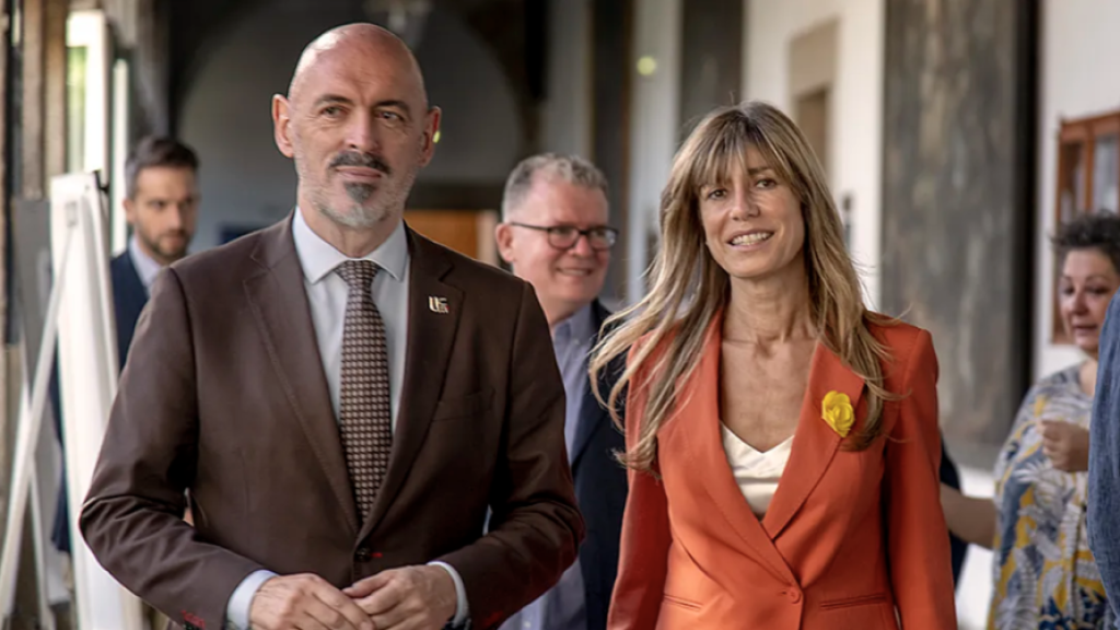 Joaquín Goyache, rector de la UCM, y Begoña Gómez en un acto.