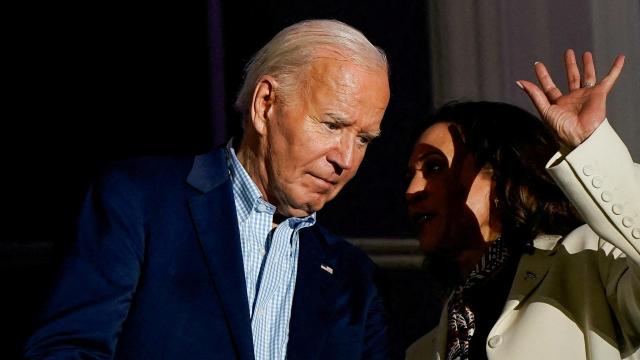 La vicepresidenta de EEUU, Kamala Harris, habla con Joe Biden en un balcón de la Casa Blanca.