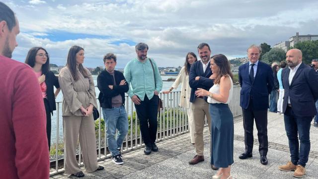 La alcaldesa, Inés Rey, con jóvenes arquitectos, este lunes en As Xubias.