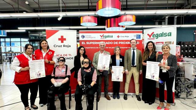 Vegalsa-Eroski presenta el decálogo de buenas prácticas para atender a personas mayores.