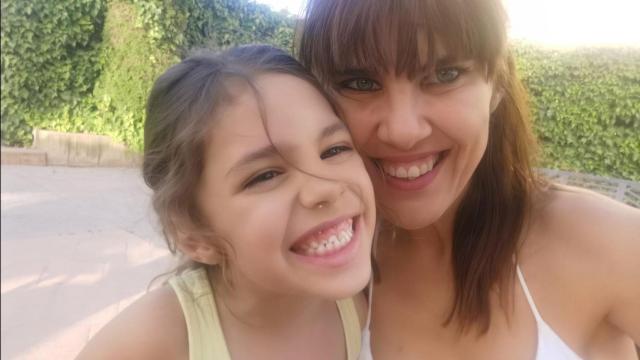 La difunta Adela, sonriente, junto a su madre, Laura Vera.