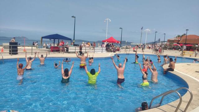 Actividad en la playa de Samil de una edición anterior de la campaña Móllate.