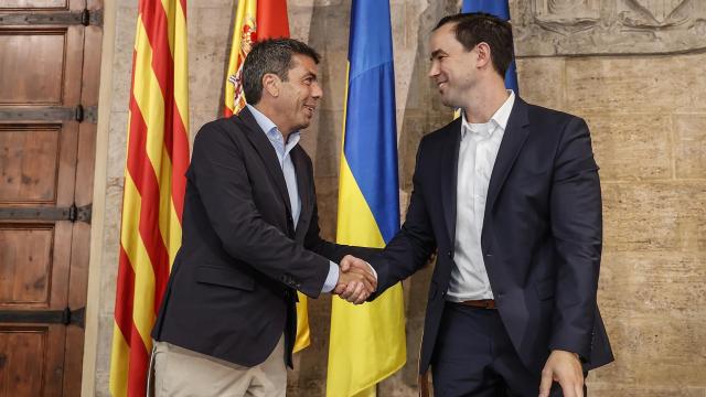Carlos Mazón y Alexander Dittrich estrechan la mano tras la firma del convenio de colaboración para desarrollar el proyecto del Battery Campus. Efe / Biel Aliño