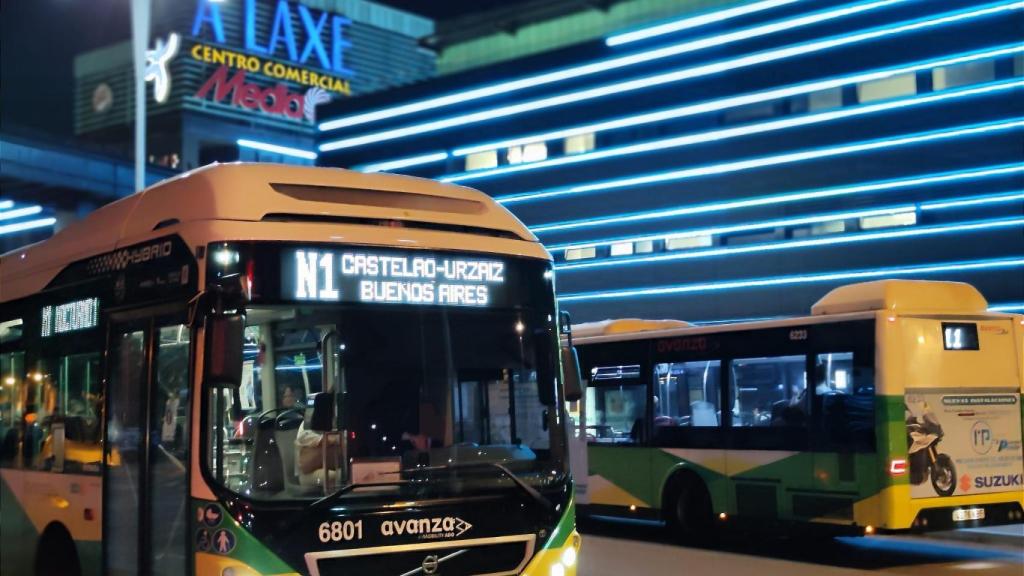 Un autobús de Vitrasa durante una ruta nocturna.