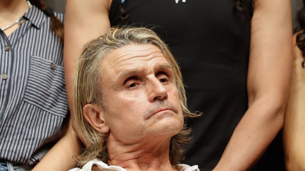 Nacho Cano se muestra en rueda de prensa junto a tres de sus supuestos becarios.