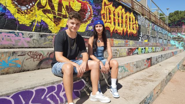 Santi García y Thais Peñalver en el parque del Tossal, área de encuentro para la improvisación rap.