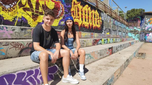 Santi García y Thais Peñalver en el parque del Tossal, área de encuentro para la improvisación rap.