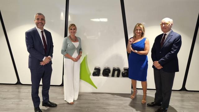 Las conselleras Salomé Pradas y Nuria Montes  en la reunión con Aena.