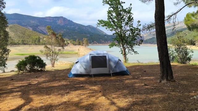 Una tienda de campaña en el Embalse de Buseo.