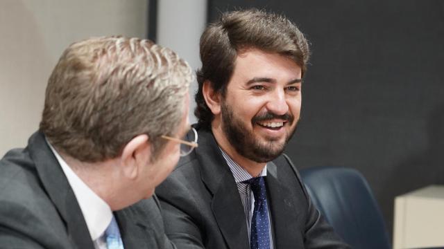 El vicepresidente de la Junta, Juan García-Gallardo, se reúne con la junta directiva de la Asociación Empresa Familiar de Castilla y León para firmar un convenio en materia de simplificación administrativa, este miércoles