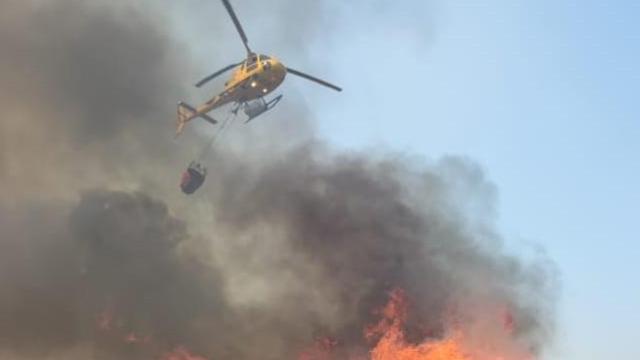 Un helicóptero, en labores de extinción