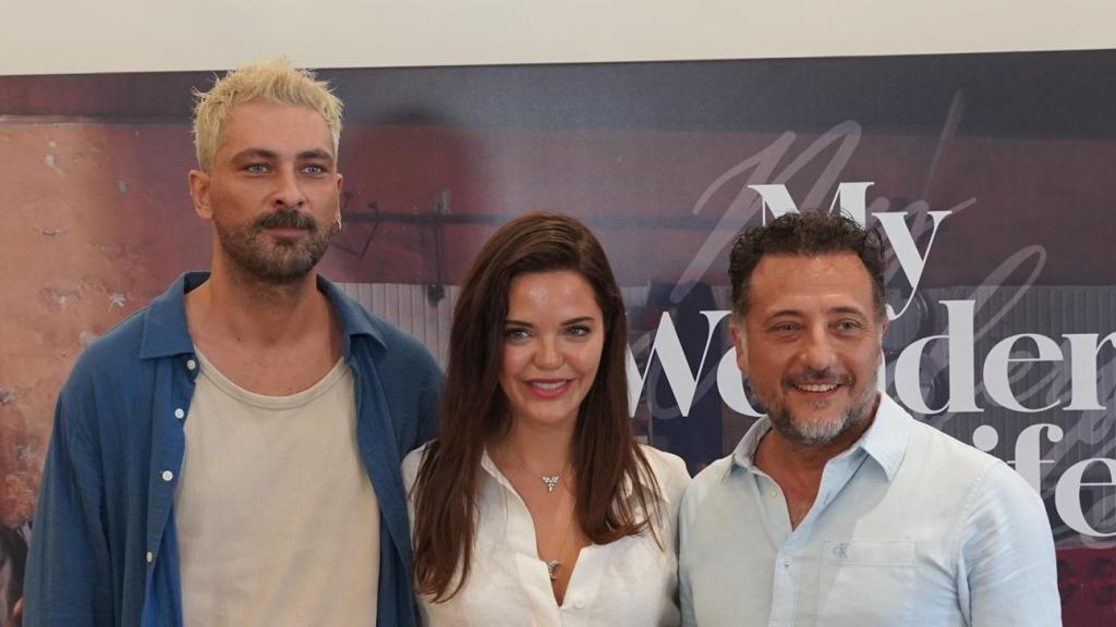 Onur Tuna, Hilal Altınbilek y Yiğit Özşener en la presentación de 'Una vida perfecta'.
