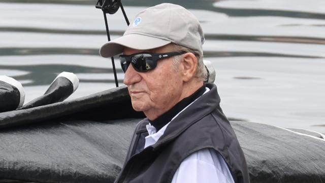 El emérito Juan Carlos durante las regatas en Sanxenxo en 2023.