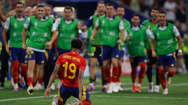 Lamine Yamal celebra su gol a Francia en la Eurocopa frente al banquillo de España