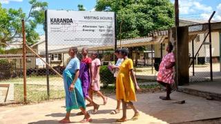 Un grupo de mujeres embarazadas salen de un hospital de Zimbabue. Jekesai Njikizana AFP via Getty Images