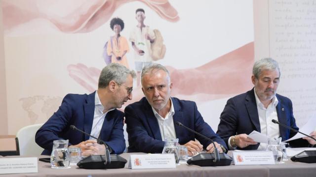 De izda. a dcha: el secretario de Estado de Política Territorial, Arcadi España, el ministro Ángel Víctor Torres  y el presidente de Canarias, Fernando Clavijo, este miércoles en Tenerife.